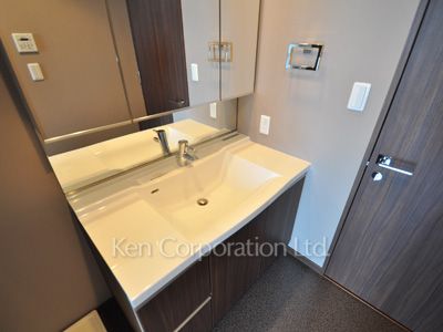 Powder Room ※Photo of the same layout on 27 floor. Decoration and fixture may differ.
