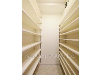 Shoes-In Closet ※Photo of the same layout on 3 floor. Decoration and fixture may differ.