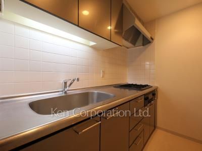 Kitchen ※Photo of the same layout on 3 floor. Decoration and fixture may differ.