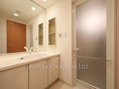 Powder Room ※Photo of the same layout on 3 floor. Decoration and fixture may differ.