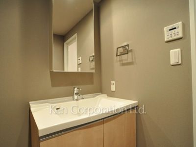 Powder Room ※Photo of the same layout on 22 floor. Decoration and fixture may differ.