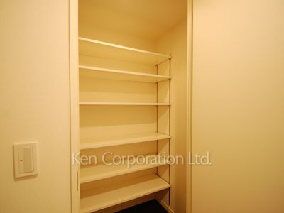Shoes Closet ※Photo of the same layout on 13 floor. Decoration and fixture may differ.