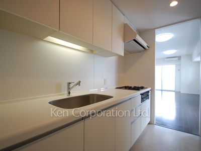 Kitchen ※Photo of the same layout on 13 floor. Decoration and fixture may differ.