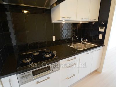 Kitchen ※Photo of the same layout on 14 floor. Decoration and fixture may differ.