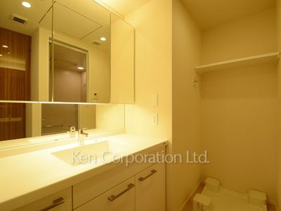 Powder Room ※Photo of the same layout on 14 floor. Decoration and fixture may differ.