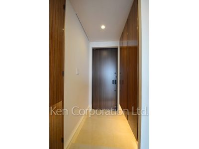 Entrance ※Photo of the same layout on 14 floor. Decoration and fixture may differ.