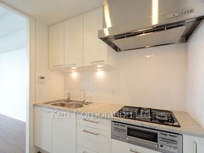 Kitchen ※Photo of the same layout on 14 floor. Decoration and fixture may differ.