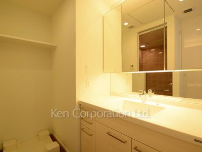 Powder Room ※Photo of the same layout on 14 floor. Decoration and fixture may differ.