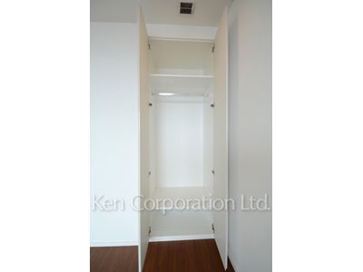 Closet ※Photo of the same layout on 14 floor. Decoration and fixture may differ.