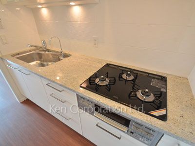 Kitchen ※Photo of the same layout on 11 floor. Decoration and fixture may differ.