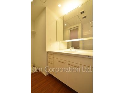 Powder Room ※Photo of the same layout on 11 floor. Decoration and fixture may differ.