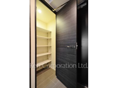 Shoes-In Closet ※Photo of the same layout on 15 floor. Decoration and fixture may differ.