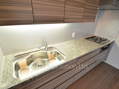 Kitchen ※Photo of the same layout on 15 floor. Decoration and fixture may differ.