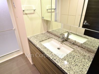 Powder Room ※Photo of the same layout on 15 floor. Decoration and fixture may differ.