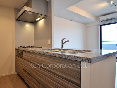 Kitchen ※Photo of the same layout on 15 floor. Decoration and fixture may differ.