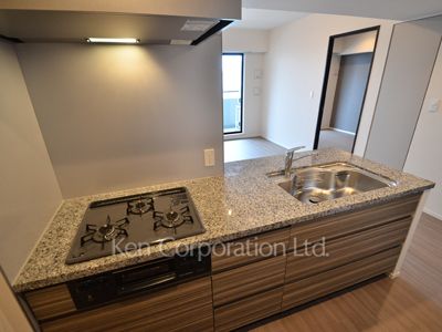 Kitchen ※Photo of the same layout on 15 floor. Decoration and fixture may differ.