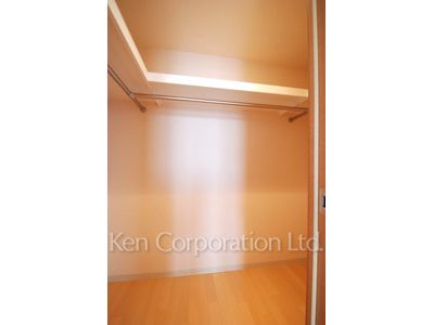 Walk-In Closet ※Photo of the same layout on 9 floor. Decoration and fixture may differ.