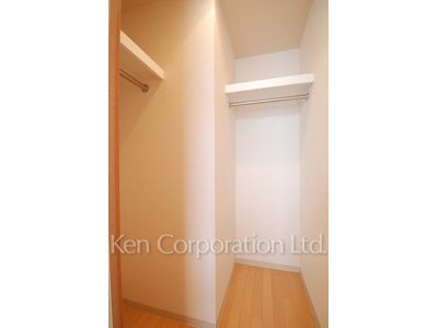 Walk-In Closet ※Photo of the same layout on 9 floor. Decoration and fixture may differ.