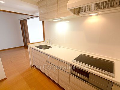 Kitchen ※Photo of the same layout on 4 floor. Decoration and fixture may differ.