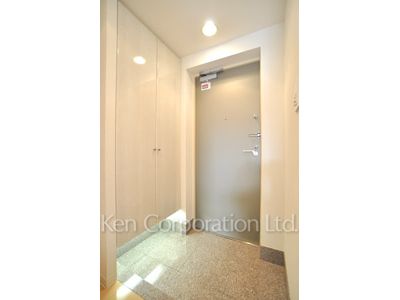 Entrance ※Photo of the same layout on 12 floor. Decoration and fixture may differ.