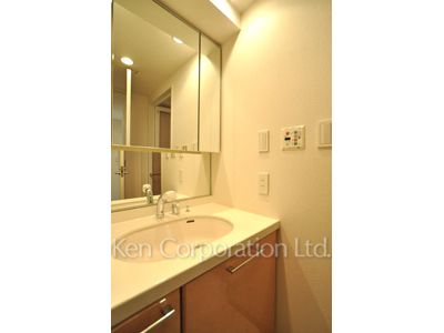Powder Room ※Photo of the same layout on 12 floor. Decoration and fixture may differ.