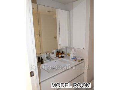 Powder Room ※Photo of the same layout on 10 floor. Decoration and fixture may differ.
