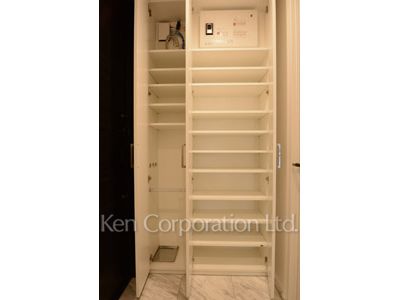 Shoes Closet ※Photo of the same layout on 13 floor. Decoration and fixture may differ.