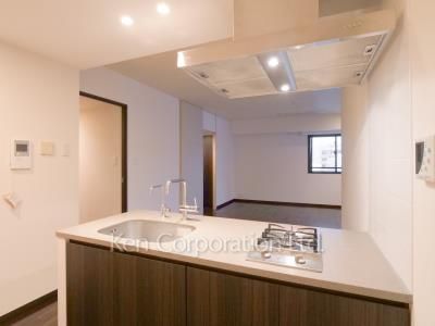 Kitchen ※Photo of the same layout on 10 floor. Decoration and fixture may differ.