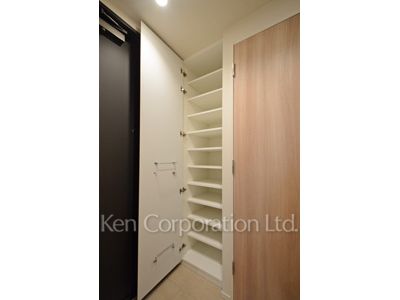 Shoes Closet ※Photo of the same layout on 3 floor. Decoration and fixture may differ.