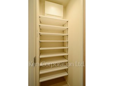 Shoes-In Closet ※Photo of the same layout on 18 floor. Decoration and fixture may differ.