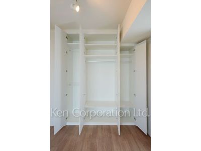 Closet ※Photo of the same layout on 18 floor. Decoration and fixture may differ.