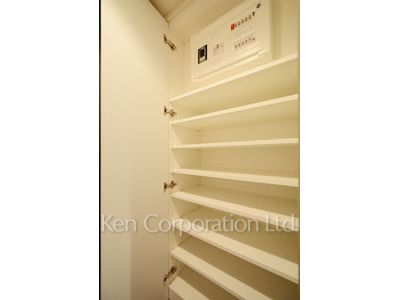 Shoes Closet ※Photo of the same layout on 21 floor. Decoration and fixture may differ.