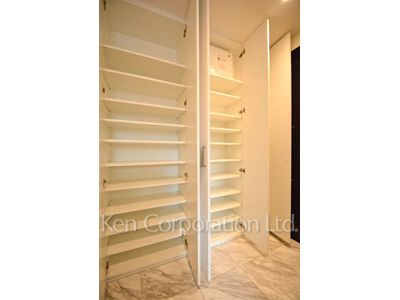 Closet ※Photo of the same layout on 13 floor. Decoration and fixture may differ.