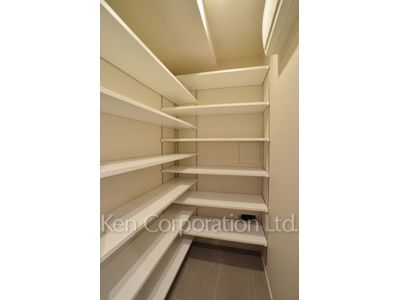 Shoes-In Closet ※Photo of the same layout on 10 floor. Decoration and fixture may differ.