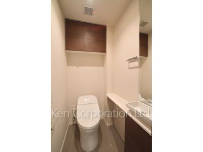 Lavatory ※Photo of the same layout on 10 floor. Decoration and fixture may differ.