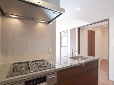 Kitchen ※Photo of the same layout on 10 floor. Decoration and fixture may differ.
