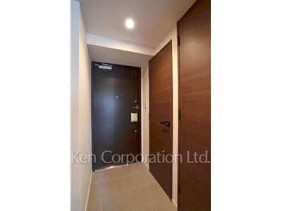 Entrance ※Photo of the same layout on 10 floor. Decoration and fixture may differ.