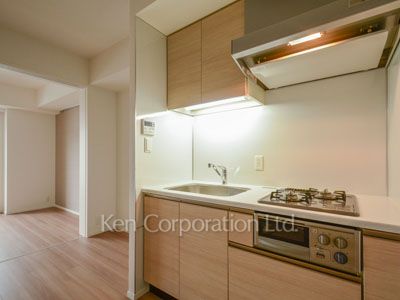 Kitchen ※Photo of the same layout on 8 floor. Decoration and fixture may differ.