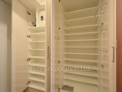 Shoes Closet ※Photo of the same layout on 8 floor. Decoration and fixture may differ.