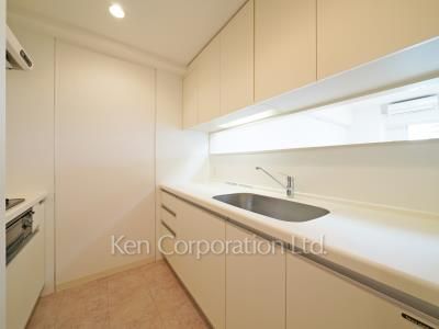 Kitchen ※Photo of the same layout on 13 floor. Decoration and fixture may differ.