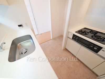 Kitchen ※Photo of the same layout on 13 floor. Decoration and fixture may differ.