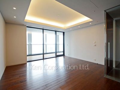 Living-Dining ※Photo of the same layout on 39 floor. Decoration and fixture may differ.