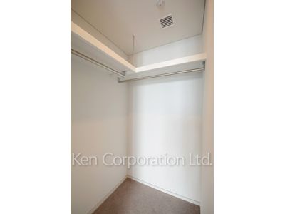 Walk-In Closet ※Photo of the same layout on 39 floor. Decoration and fixture may differ.