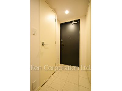 Entrance ※Photo of the same layout on 14 floor. Decoration and fixture may differ.