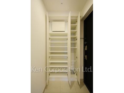 Shoes Closet ※Photo of the same layout on 12 floor. Decoration and fixture may differ.