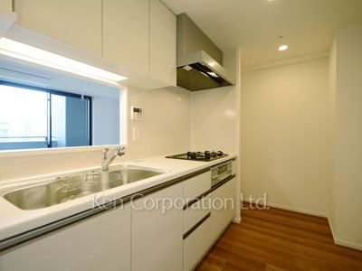 Kitchen ※Photo of the same layout on 13 floor. Decoration and fixture may differ.
