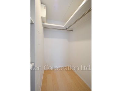 Walk-In Closet ※Photo of the same layout on 5 floor. Decoration and fixture may differ.
