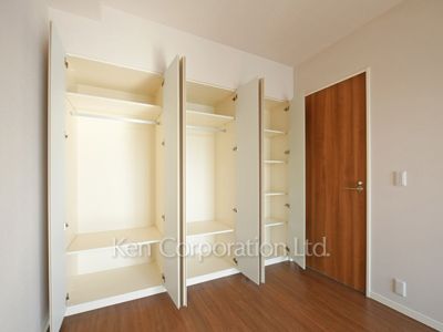 Closet ※Photo of the same layout on 13 floor. Decoration and fixture may differ.