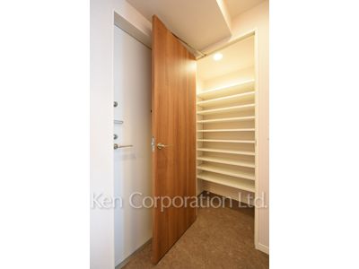 Shoes-In Closet ※Photo of the same layout on 13 floor. Decoration and fixture may differ.