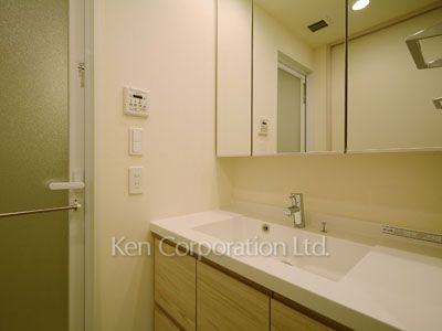 Powder Room ※Photo of the same layout on 19 floor. Decoration and fixture may differ.